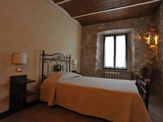 Agriturismo a Montecchio (TR), Architetto Ghirga Massimo Architetto Ghirga Massimo ラスティックスタイルの 寝室