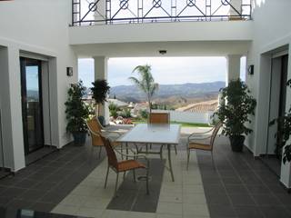 1 vivienda en la montaña, UAArquitectos UAArquitectos Mediterranean style balcony, veranda & terrace