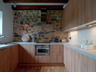 Una Casa Rural con paredes de Piedra del siglo XVIII que te robará el aliento, RUBIO · BILBAO ARQUITECTOS RUBIO · BILBAO ARQUITECTOS Country style kitchen