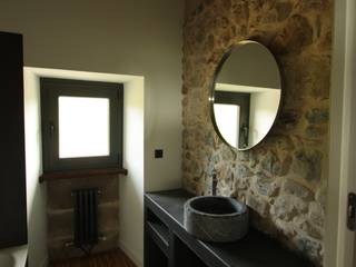Una Casa Rural con paredes de Piedra del siglo XVIII que te robará el aliento, RUBIO · BILBAO ARQUITECTOS RUBIO · BILBAO ARQUITECTOS Ванная комната в стиле кантри