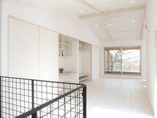 見晴らしの家, アトリエdoor一級建築士事務所 アトリエdoor一級建築士事務所 モダンデザインの リビング 木 白色