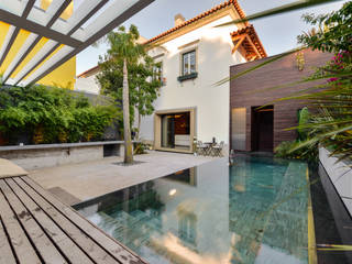 Casa Antiga de 1923, Ricardo Moreno Arquitectos Ricardo Moreno Arquitectos モダンスタイルの プール