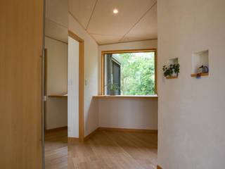 五條の家, 株式会社 atelier waon 株式会社 atelier waon Modern corridor, hallway & stairs
