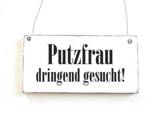 Humor ist der Knopf, der verhindert, dass uns der Kragen platzt, DöRPKIND DöRPKIND Paredes y pisos de estilo ecléctico Aglomerado