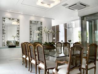 Branco como protagonista desta magnifica residencia para os finais de semana no litoral brasileiro ., Bianka Mugnatto Design de Interiores Bianka Mugnatto Design de Interiores غرفة السفرة خشب نقي