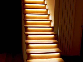 Abitazione privata - San Felice, Lighting and... Lighting and... Minimalistyczny korytarz, przedpokój i schody