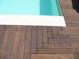 Contorno piscina in legno, EMMEDUE di Ferruccio Mattiello EMMEDUE di Ferruccio Mattiello Modern pool Solid Wood