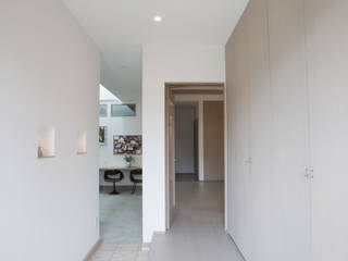 北小松の家, 株式会社 atelier waon 株式会社 atelier waon Modern corridor, hallway & stairs