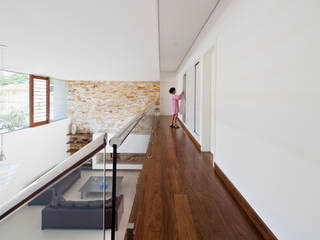 Casa Guaecá , Conrado Ceravolo Arquitetos Conrado Ceravolo Arquitetos Modern corridor, hallway & stairs