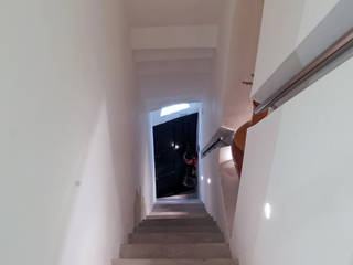 Casa Incorciata: Ristrutturazione di una casa unifamiliare privata, Ossigeno Architettura Ossigeno Architettura Mediterranean style corridor, hallway and stairs