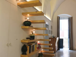 Casa Incorciata: Ristrutturazione di una casa unifamiliare privata, Ossigeno Architettura Ossigeno Architettura Mediterranean corridor, hallway & stairs