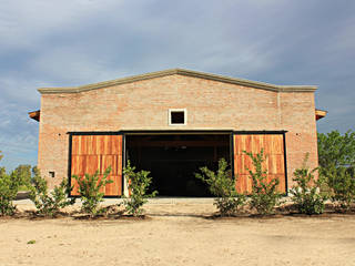 Caballerizas U, DDC.ARQ DDC.ARQ Rustic style garage/shed Wood Wood effect