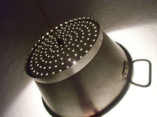 upcycling Sieb Lampe, maduett maduett カントリーデザインの ダイニング 金属