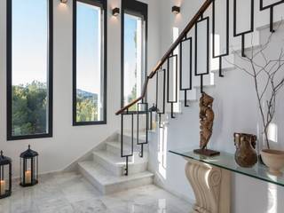 UNA VILLA DE LUJO EN MORAIRA, Laura Yerpes Estudio de Interiorismo Laura Yerpes Estudio de Interiorismo ทางเดินในเมดิเตอร์เรเนียนห้องโถงและบันได