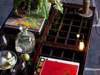 SKOWHEGAN BOTTLING CO. CRATE TABLE, Rust and The Wolf Rust and The Wolf Salas de estilo industrial