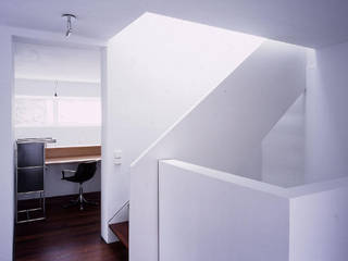Haus Völkl, Fürst & Niedermaier, Architekten Fürst & Niedermaier, Architekten Modern Corridor, Hallway and Staircase Wood