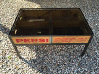 PEPSI COLA CRATE TABLE, Rust and The Wolf Rust and The Wolf Soggiorno eclettico