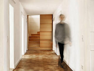 Dachgeschoss, Fürst & Niedermaier, Architekten Fürst & Niedermaier, Architekten Hành lang, sảnh & cầu thang phong cách hiện đại Gỗ Wood effect
