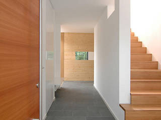 Haus LoLu, Fürst & Niedermaier, Architekten Fürst & Niedermaier, Architekten Modern corridor, hallway & stairs Wood