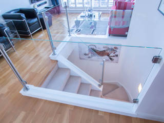 Top mount posts glass balustrade to the existing stairs,top landing and mezzanine floor., Railing London Ltd Railing London Ltd Moderne gangen, hallen & trappenhuizen