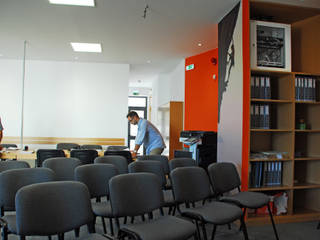 REMAX INVESTMENT, JOÃO SANTIAGO - SERVIÇOS DE ARQUITECTURA JOÃO SANTIAGO - SERVIÇOS DE ARQUITECTURA Ruang Studi/Kantor Modern Orange