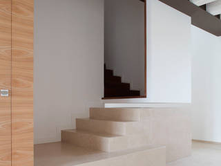 Renovation of a Farmhouse, EXiT architetti associati EXiT architetti associati Minimalist corridor, hallway & stairs Marble