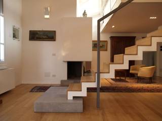 Mansarda sui colli a Bologna, Paolo Briolini Architettura Paolo Briolini Architettura モダンデザインの リビング
