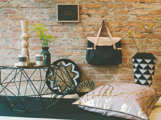 Monochrome Styling: Schwarz-Weiß-Kontraste mit gelben Akzenten, The District Six Store The District Six Store Modern living room