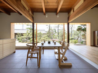 古民家改修：通り土間のある家, m5_architecte m5_architecte Asian style dining room Tiles Grey