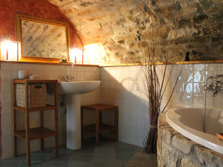 Realizzazione B&B , Naro architettura restauro "Dein Landhaus im Piemont" Naro architettura restauro 'Dein Landhaus im Piemont' Rustic style bathrooms