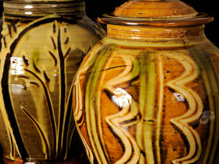 Slipware Lidded Jars, Fitch and McAndrew Fitch and McAndrew غرف اخرى سيراميك