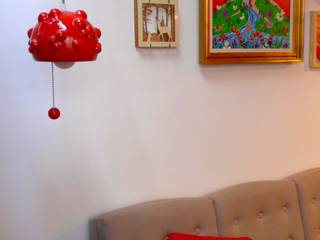 LINEA ILUMINACION, CURADORAS CURADORAS Modern living room برتن Red