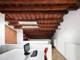 Una Casa Construida en el siglo pasado fabulosamente Transformada, Vallribera Arquitectes Vallribera Arquitectes Minimalist study/office