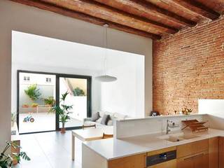 Una Casa Construida en el siglo pasado fabulosamente Transformada, Vallribera Arquitectes Vallribera Arquitectes Kitchen