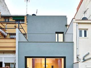 Una Casa Construida en el siglo pasado fabulosamente Transformada, Vallribera Arquitectes Vallribera Arquitectes Rumah Minimalis