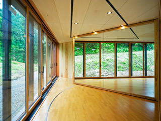 オーストラリア・ハウス, 山本想太郎設計アトリエ 山本想太郎設計アトリエ オリジナルデザインの 多目的室 木 木目調