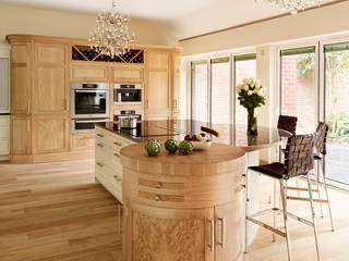 Canterbury | Solid Oak, Hand Painted Kitchen, Davonport Davonport Cucina in stile classico Bianco