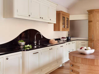 Canterbury | Solid Oak, Hand Painted Kitchen, Davonport Davonport Cucina in stile classico Bianco