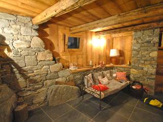 Taverna di montagna, Sangineto s.r.l Sangineto s.r.l Rustic style living room Solid Wood Multicolored