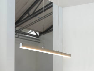 Hochwertige LED Pendelleuchte Condor in 900 oder 1200mm Länge, click-licht.de GmbH & Co. KG click-licht.de GmbH & Co. KG Minimalistyczna jadalnia