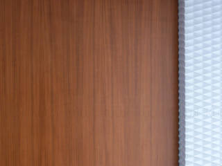 Paneled Wall, KUUK KUUK モダンスタイルの 玄関&廊下&階段 MDF 白色