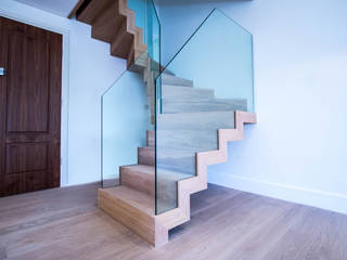 Zig Zag staircase with glass balustrade, Railing London Ltd Railing London Ltd 現代風玄關、走廊與階梯