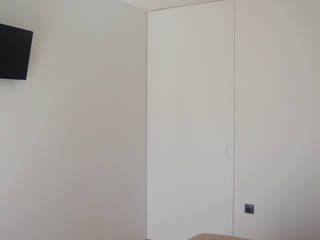 Pivot door, KUUK KUUK Portas e janelas minimalistas MDF Branco
