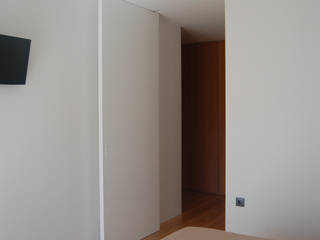 Pivot door, KUUK KUUK 窗戶 MDF White