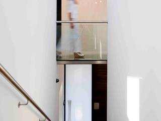 Casa de la Cascada, Remy Arquitectos Remy Arquitectos Modern corridor, hallway & stairs