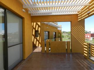 CASA DE CAMPO LOMAS DEL REY, ART quitectura + diseño de Interiores. ARQ SCHIAVI VALERIA ART quitectura + diseño de Interiores. ARQ SCHIAVI VALERIA Modern balcony, veranda & terrace