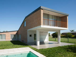 Casa Miraflores, Estudio Caballero Fernandez Estudio Caballero Fernandez Balcones y terrazas modernos