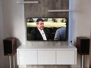 TV WALL - Die Fernsehwand aus Schreinerhand, TV WALL Designmöbel TV WALL Designmöbel Livings modernos: Ideas, imágenes y decoración Compuestos de madera y plástico