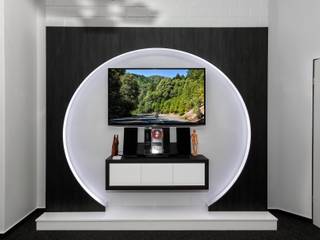 Ausgefallene TV-Wand für ein Geschäftsführer-Büro, TV WALL Designmöbel TV WALL Designmöbel Moderne mediakamers Houtcomposiet