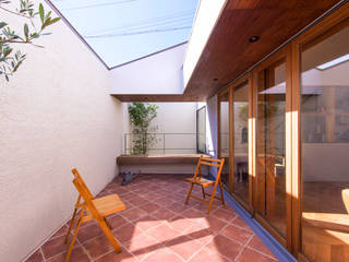 桑名の家, Nobuyoshi Hayashi Nobuyoshi Hayashi Balcone, Veranda & Terrazza in stile moderno